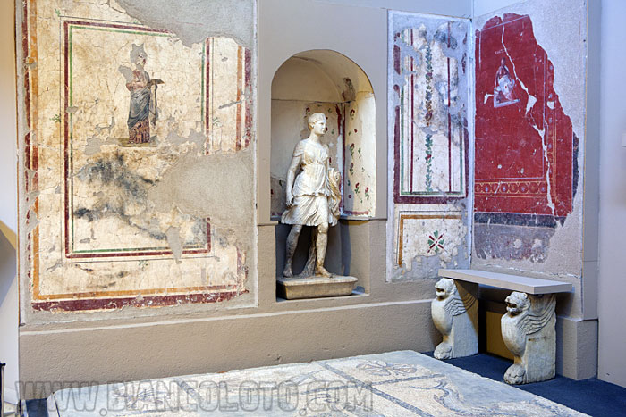 Комната с фреской Сократа.