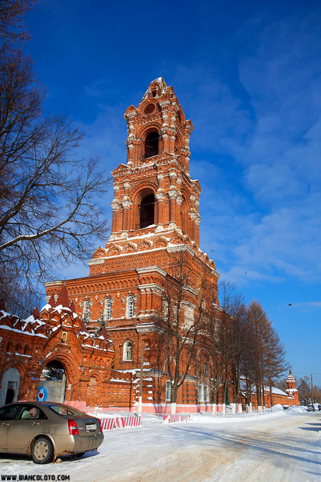 Колокольня Казанского монастыря зимой 2010 г