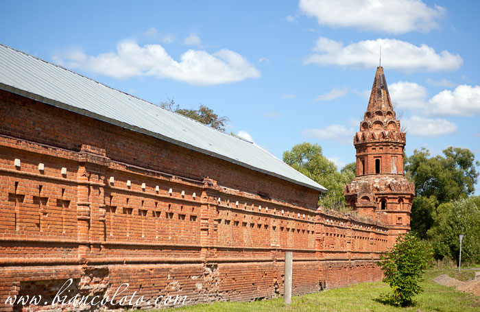 Стены Казанского монастыря