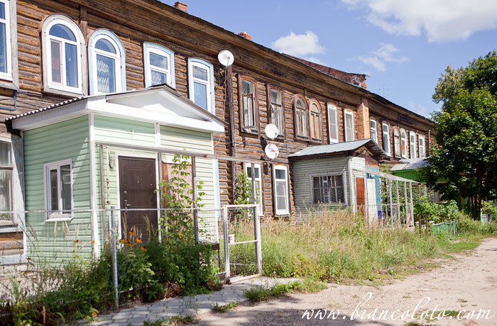 Многоподъезный деревянный дом.