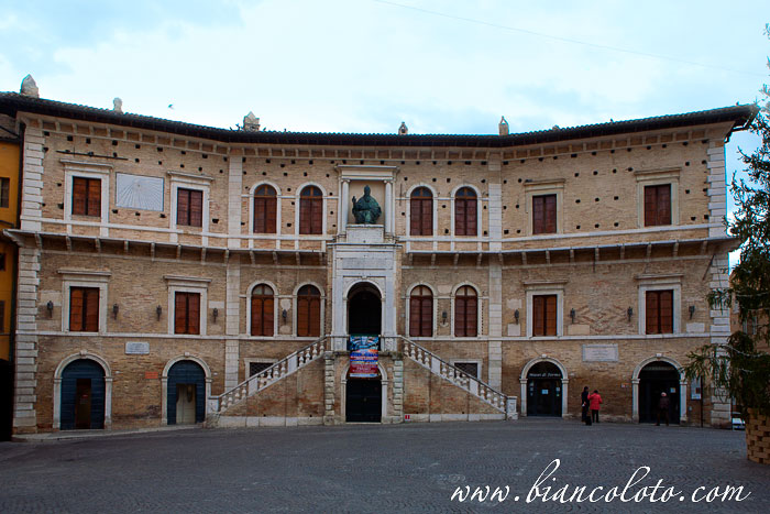 Дворец Приоров. Фермо