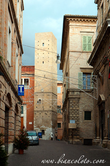 Средневековая башня. Фермо