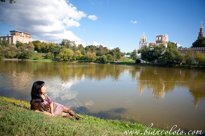 Парк (или скорее сквер) напротив Новодевичьего монастыря