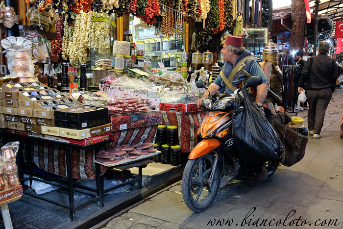 Почувствовать атмосферу  исторического базара
