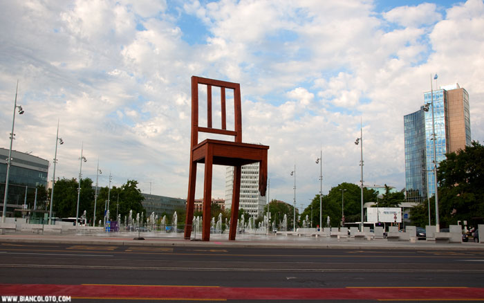 Рядом с Дворцом Наций