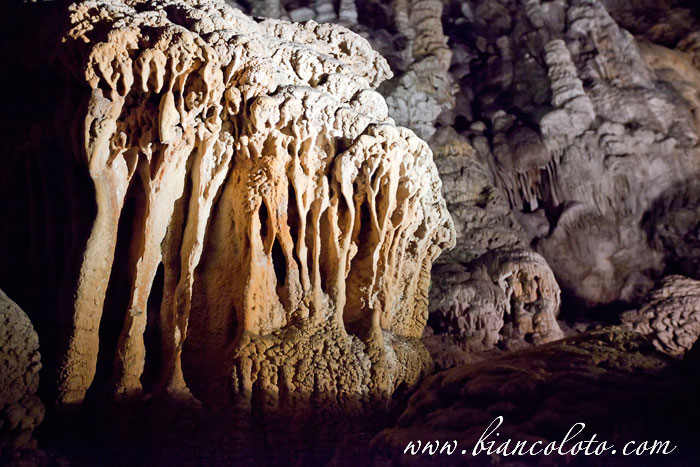 Сталагмиты. Гигантский грот (Grotta Gigante)