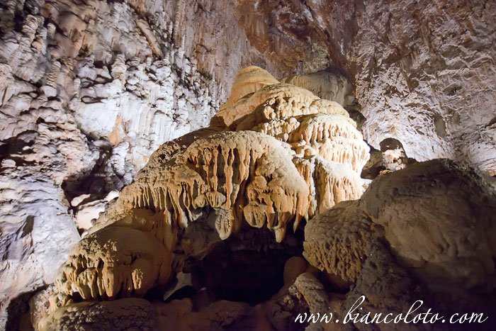 Сталагмиты. Гигантский грот (Grotta Gigante)