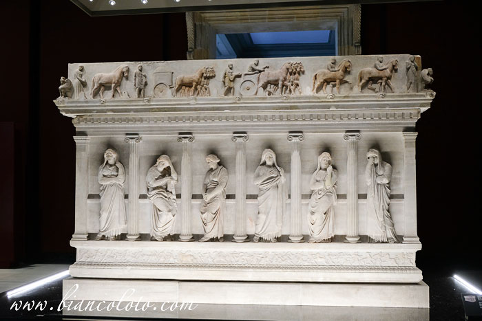 Саркофаг плачущих женщин 