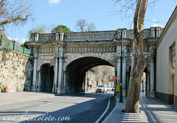 Мост от дворца Чыраган