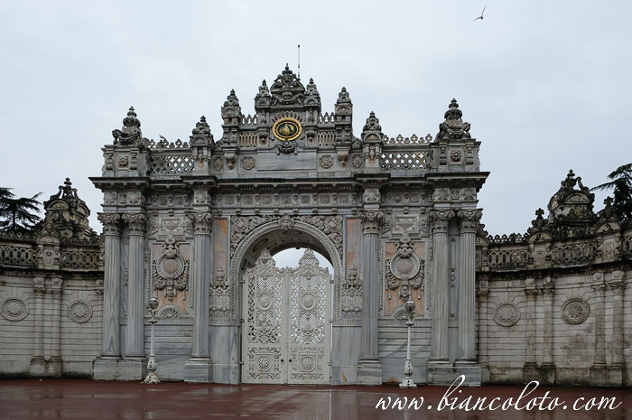 Врата Султана. Долмабахче