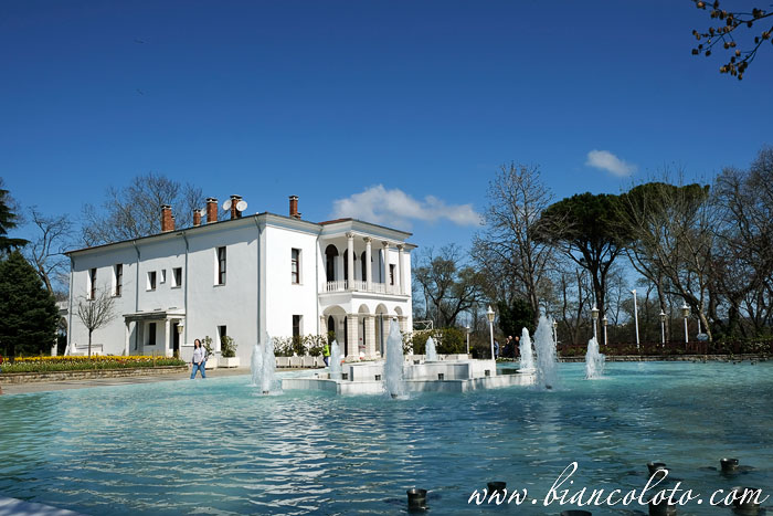 Белая вилла в парке Эмирган. Сарыер. Стамбул