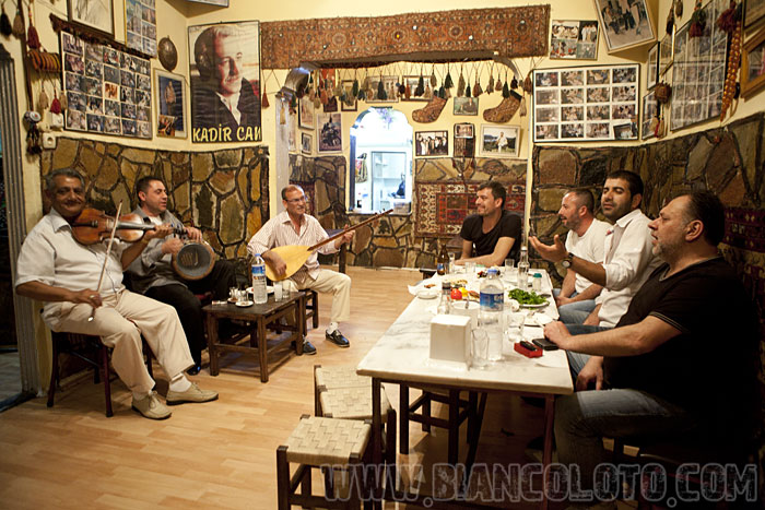 Турецкий ресторан с живой музыкой. Измир. Турция.