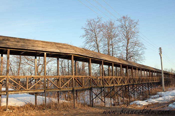 Храм и деревянный мост