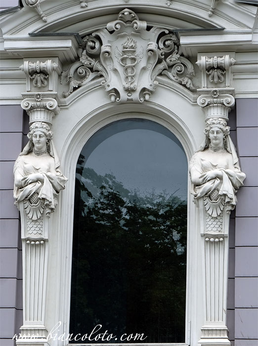 две кариатиды