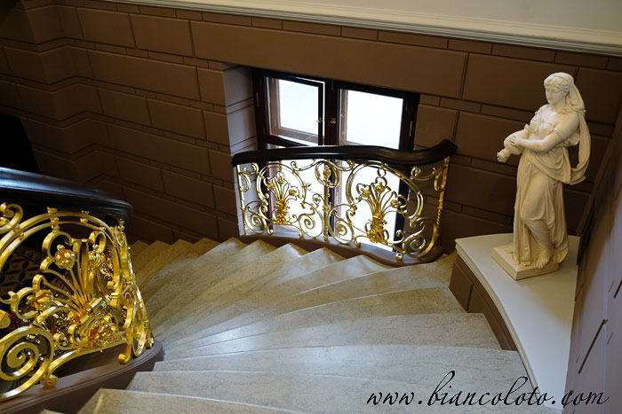 изогнутая лестница