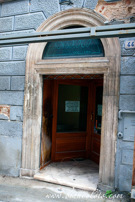 Брошенный магазин. Аквила. Абруццо. Аквила