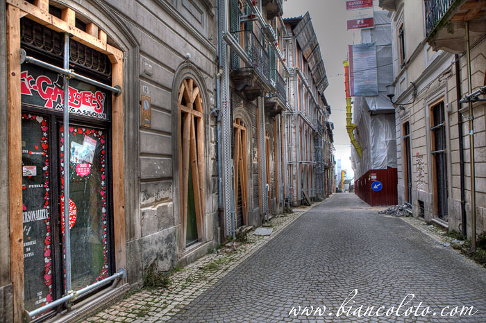 Улица Аквилы после землетрясения 2009 г. Абруццо. Аквила