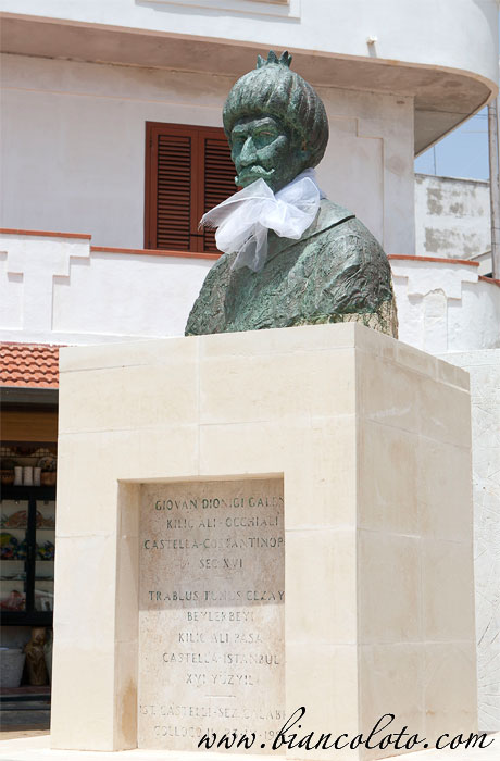 Бюст Улуч Али в Ле Кастелла (Le Castella)