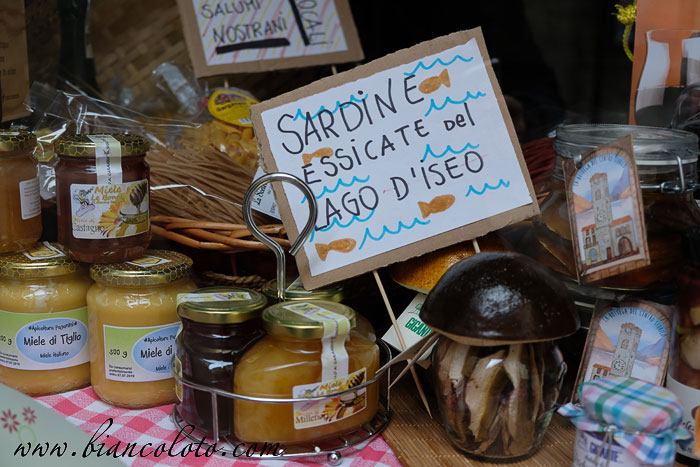 Витрина магазина в Ловере