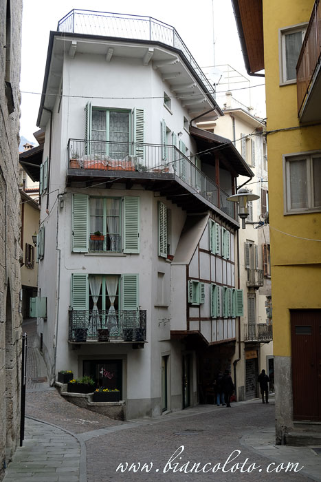 Улица в Ловере (Lovere). Озеро Изео