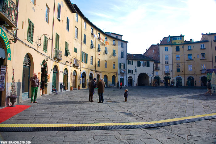 Лукка, площадь Анфитеатро