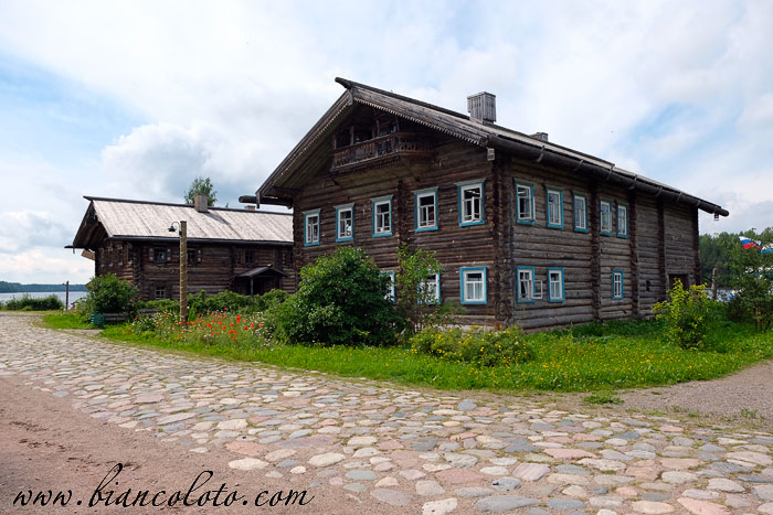 Старые избы в деревне Мандроги