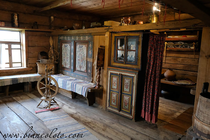 Старые избы в деревне Мандроги