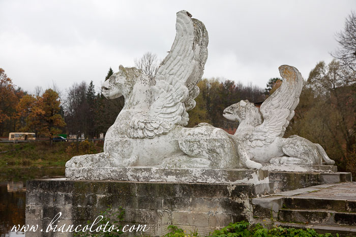 Усадьба Марфино, грифоны