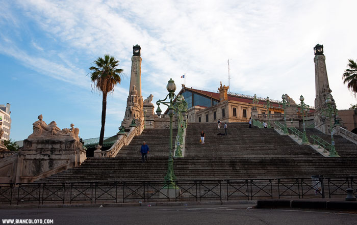 Монументальная лестница к ж/д вокзалу в Марселе