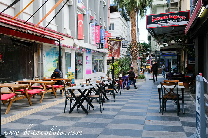 Улица с ресторанами в Мерсине