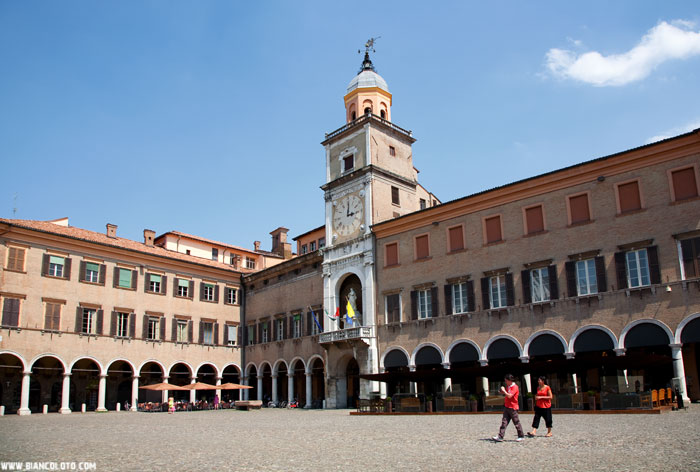 Большая площадь - площадь Гранде. Модена