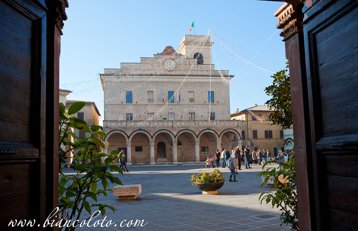 Piazza del Comune. Монтефалько (Montefalco)