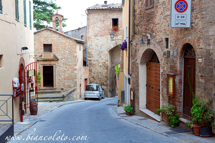 Улица Монтепульчано. Тоскана. Италия