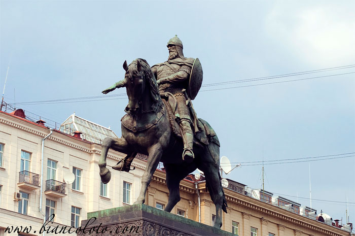 Конные статуи рассказывают о смерти всадника