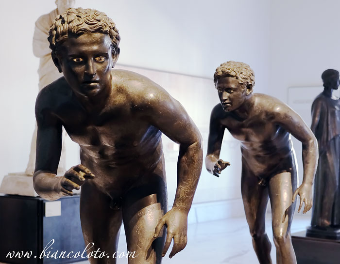 Бронзовые статуи бегунов