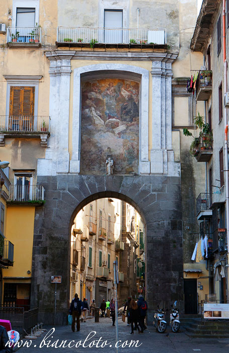 Входные ворота Святого Яннуария (Porta San Gennaro)