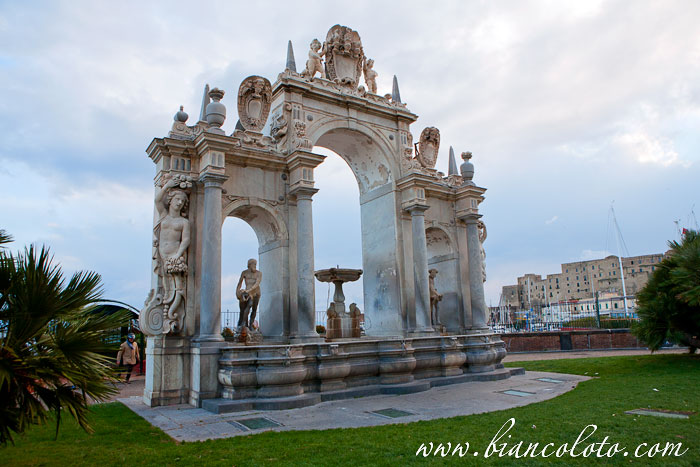 фонтан Непорочного зачатия Девы Марии. Неаполь