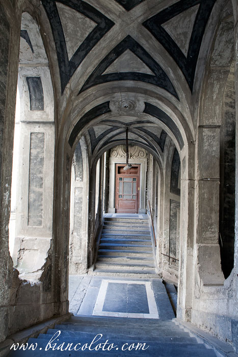 Палаццо Санфеличе. Неаполь