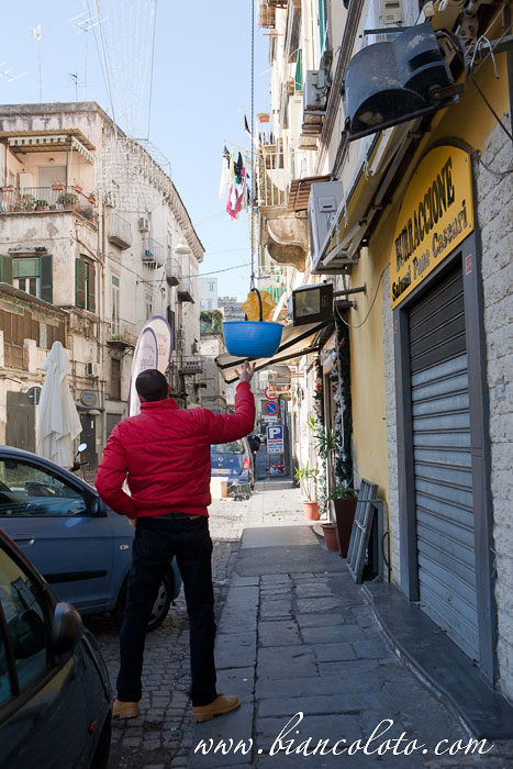 На улице via Arena della Sanita'. Неаполь