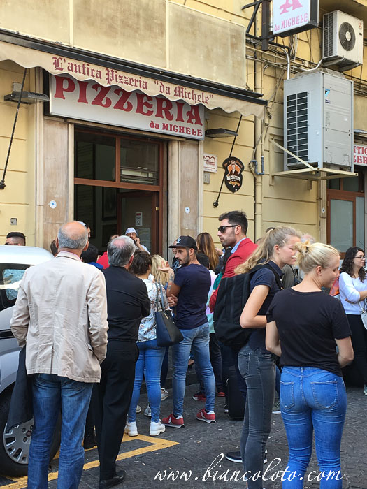 Очередь в пиццерию Da Michele