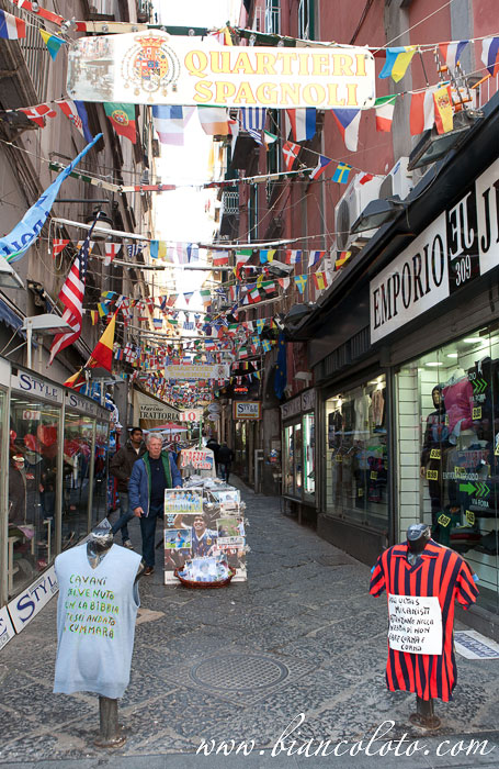 Испанские кварталы - Quartieri Spagnoli. Неаполь