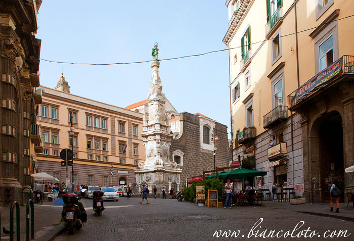 Площадь и церковь Джезу Нуово