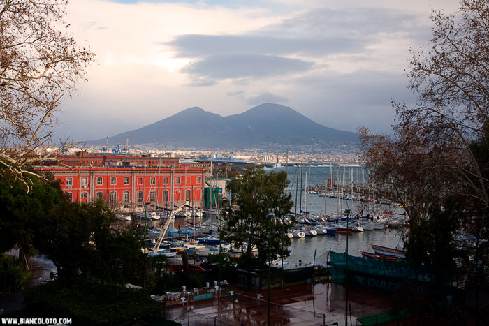 Вид на Везувий с площади Плебишито. Неаполь
