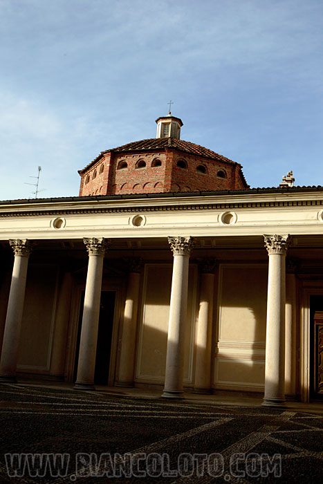 Баптистерий. Новара