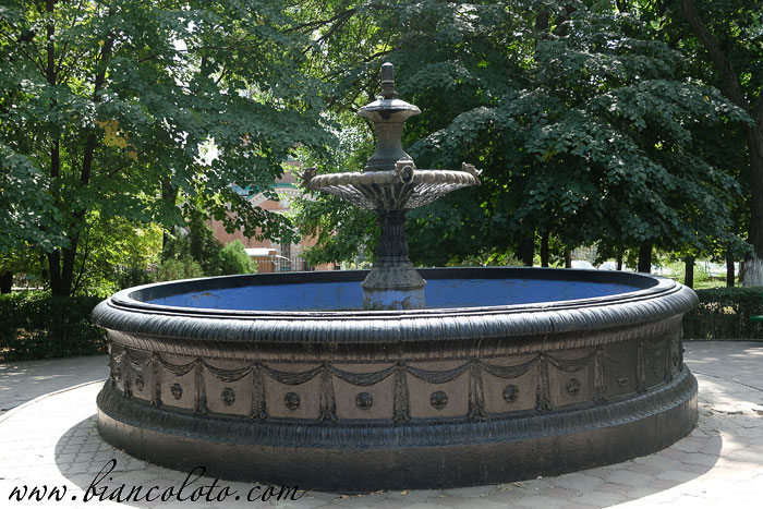 чугунный фонтан