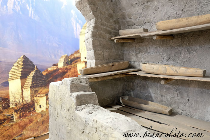 Внутри склепа