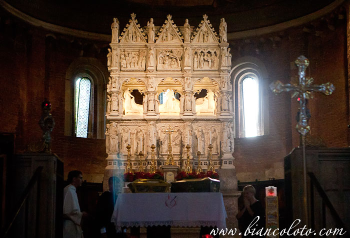 мощи святого Августина в базилике Святого Петра в Золотом Небе