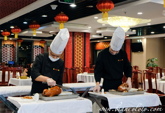 Повар разделывает утку по-пекински