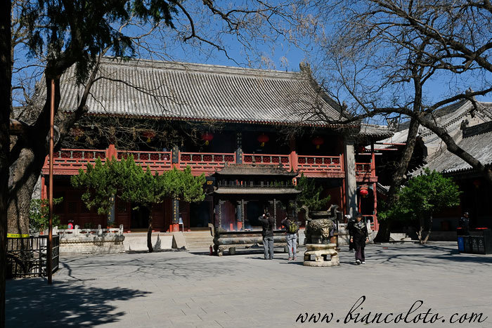 Зал Четырех Небесных Правителей и зал Трех Чистейших. Храм Белых облаков (Бай Юнь Гуань)