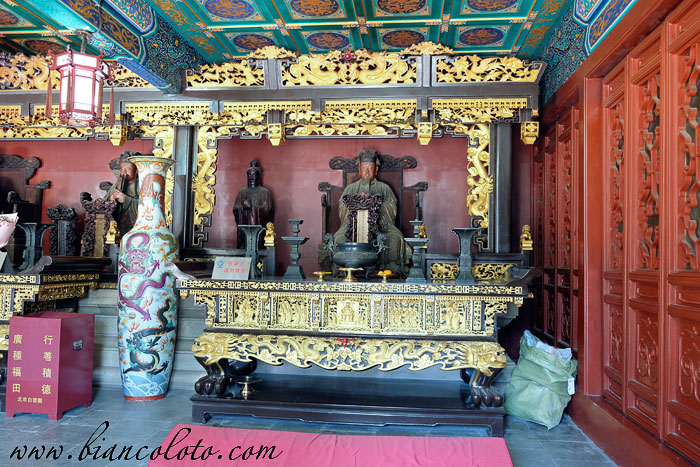 Зал Четырех  Небесных Правителей и зал Трех Чистейших. Храм Белых облаков (Бай Юнь Гуань)